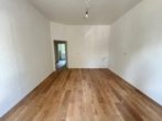 Helle Wohnung mit Balkon und Wohlfühlcharakter in Ebersdorf - Wohnzimmer mit offener Küche