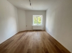 Helle Wohnung mit Balkon und Wohlfühlcharakter in Ebersdorf - Wohnzimmer