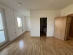 Wohlfühlwohnung mit Balkon und Einbauküche zum Verlieben - Wohn- und Schlafbereich