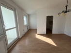 Kompakte Wohnung mit sonnigem Balkon - Wohn- und Schlafbereich