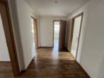 Helle Erdgeschosswohnung – mit Einbauküche & Pachtgarten auf Wunsch - Flur