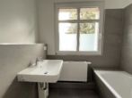 Helle Erdgeschosswohnung – mit Einbauküche & Pachtgarten auf Wunsch - Beispielbild Badezimmer