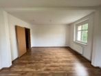 Helle Erdgeschosswohnung – mit Einbauküche & Pachtgarten auf Wunsch - Wohnzimmer