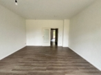 Wohlfühlwohnen zwischen Zeisigwald & Stadion – 1 Jahr Stellplatz gratis bei Abschluss bis 31.10.. - Wohnzimmer