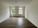 Wohlfühlwohnen zwischen Zeisigwald & Stadion – 1 Jahr Stellplatz gratis bei Abschluss bis 31.10.. - Wohnzimmer