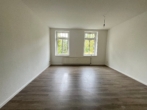 Wohlfühlwohnen zwischen Zeisigwald & Stadion – 1 Jahr Stellplatz gratis bei Abschluss bis 31.10.. - Wohnzimmer