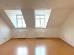 Gemütliche Maisonette-Dachwohnung mit Einbauküche-Terrasse im Hof möglich - Großes Wohnzimmer