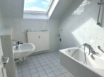 Gemütliche Maisonette-Dachwohnung mit Einbauküche-Terrasse im Hof möglich - Geräumiges, helles Bad
