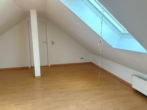 Gemütliche Maisonette-Dachwohnung mit Einbauküche-Terrasse im Hof möglich - Obere Ebene