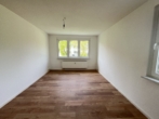 Wohnung in Ebersdorf – Einbauküche & Parkplatz auf Wunsch möglich - Wohnzimmer