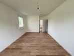 Wohnung in Ebersdorf – Einbauküche & Parkplatz auf Wunsch möglich - Wohnzimmer