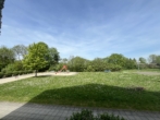 Wohnung in Ebersdorf – Einbauküche & Parkplatz auf Wunsch möglich - Ausblick Wohnzimmer