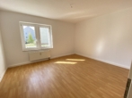 Über wenige Stufen in Ihr neues Zuhause * mit Einbauküche - Wohnzimmer