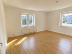 Über wenige Stufen in Ihr neues Zuhause * mit Einbauküche - Wohnzimmer