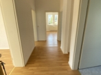 Über wenige Stufen in Ihr neues Zuhause * mit Einbauküche - Eingangsbereich