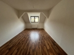 Lichtdurchflutete Maisonette im Dachgeschoss – Einbauküche möglich - Wohnzimmer