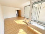 Barrierearme Erdgeschosswohnung im ruhigen Innenhof - Beispielbild Wohnzimmer mit Zugang zum Balkon