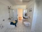 Helle Dachgeschosswohnung mit Einbauküche - Badezimmer