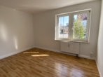 + Über wenige Stufen in Ihr neues Zuhause + - Wohnzimmer