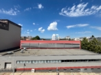 Wohnen mit Weitblick – stilvolle Altbauwohnung in zentraler Lage - Ausblick Küche