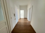 Wohnen mit Weitblick – stilvolle Altbauwohnung in zentraler Lage - Flur