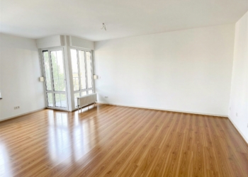 Großzügige 2 Raum-Wohnung mit Balkon – frisch renoviert, 09111 Chemnitz, Wohnung