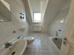 Helle Dachgeschosswohnung mit Einbauküche - 2 Monate Kaltmietfrei - Badezimmer