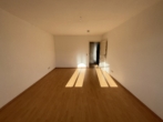 Helle Dachgeschosswohnung mit Einbauküche - 2 Monate Kaltmietfrei - Wohnzimmer