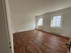 + Charmante 2 Raum Wohnung wartet auf Sie + - Wohnzimmer