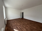 + Charmante 2 Raum Wohnung wartet auf Sie + - Wohnzimmer