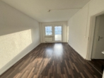Raum für Komfort: Großzügige Wohnung mit zwei Balkonen und zwei Bädern - Wohnzimmer