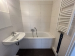 Raum für Komfort: Großzügige Wohnung mit zwei Balkonen und zwei Bädern - Bad mit Wanne
