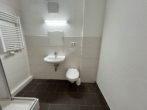 Raum für Komfort: Großzügige Wohnung mit zwei Balkonen und zwei Bädern - Bad mit Dusche