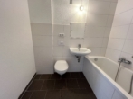 Raum für Komfort: Großzügige Wohnung mit zwei Balkonen und zwei Bädern - Bad mit Wanne