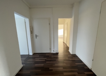 Raum für Komfort: Großzügige Wohnung mit zwei Balkonen und zwei Bädern, 08141 Reinsdorf, Wohnung