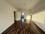 Raum für Komfort: Großzügige Wohnung mit zwei Balkonen und zwei Bädern - Wohnzimmer
