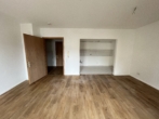 Komfort ohne Barriere – moderne, rollstuhlgerechte Wohnung in Chemnitz - Wohnzimmer