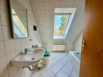 Dachgeschosswohnung in Bernsdorf mit traumhaftem Ausblick - Badezimmer