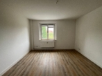 Wohnkomfort im Erdgeschoss – Einbauküche inklusive & Pachtgarten möglich - Zimmer