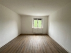 Wohnkomfort im Erdgeschoss – Einbauküche inklusive & Pachtgarten möglich - Zimmer