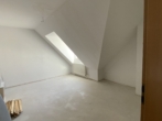 Moderne Dachgeschosswohnung Nähe Bahnhof - wird frisch renoviert - Schlafzimmer