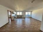 Helle Balkonwohnung mit Einbauküche in Halberstadt - Wohnzimmer mit Küche
